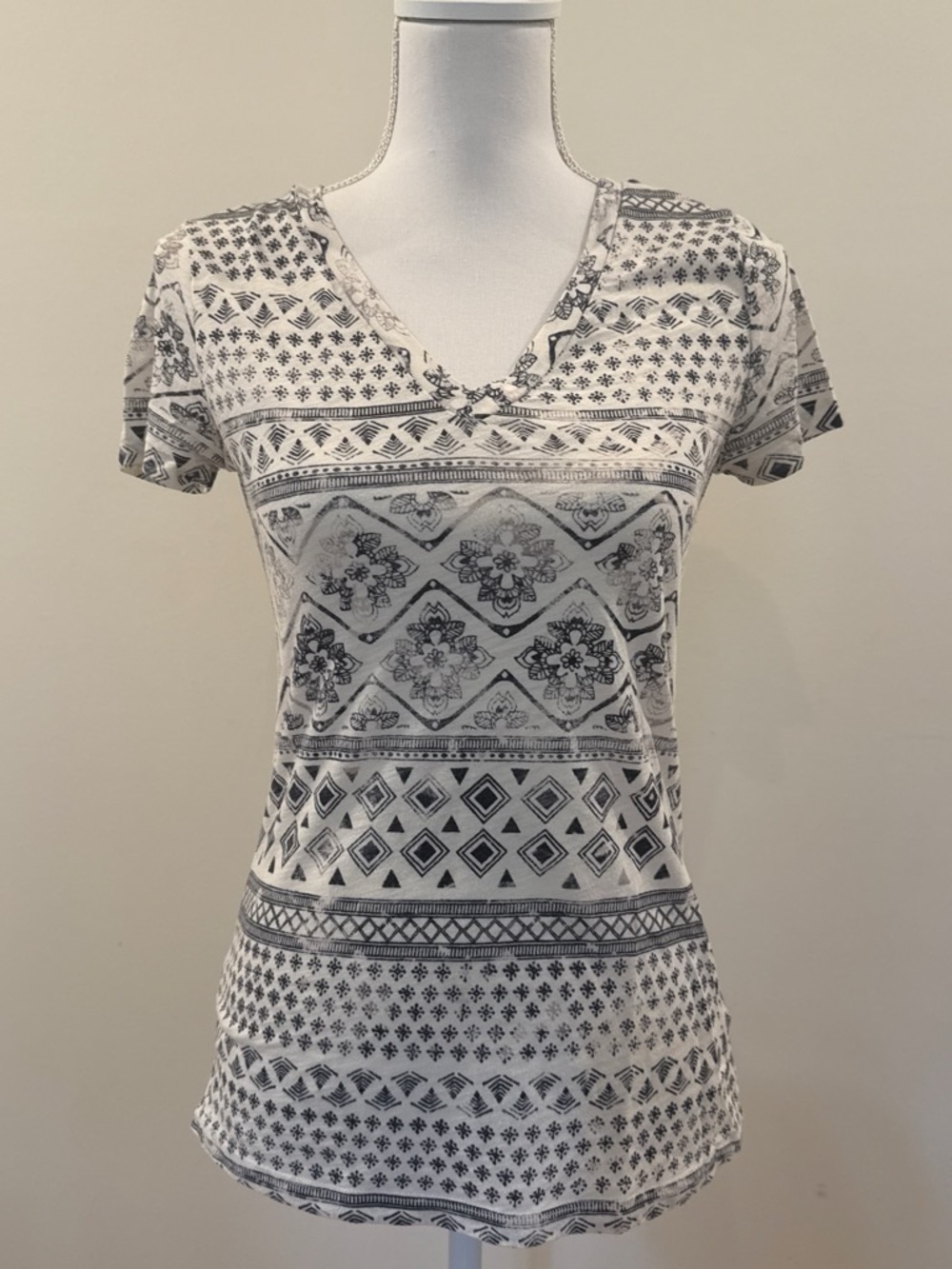 Mossimo Supply Co. Black & White Printed V-Neck Short Sleeve Tee